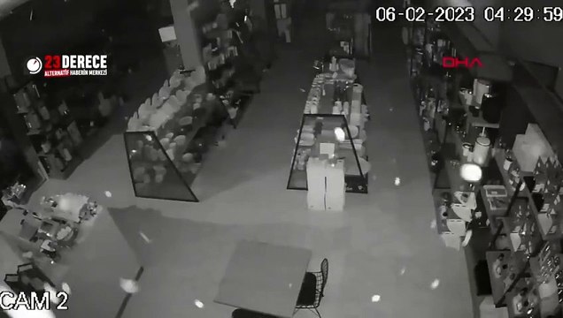 Tek bir tabağın dahi kırılmadığı züccaciyedeki deprem anı ortaya çıktı