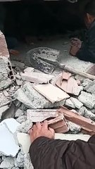 Kahramanmaraş'ta enkazın altından yardım sesleri. Mahalleli ekipleri bekliyor