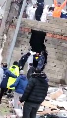 8 aylık bebek enkazdan sağ çıkarıldı. 9 saat sonra mucize