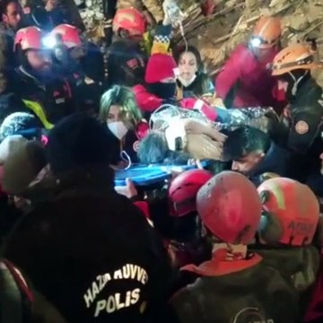 AFAD Müdürü 'Canlı olan enkaz kalmadı' dedikten sonra bir kişi daha kurtarıldı