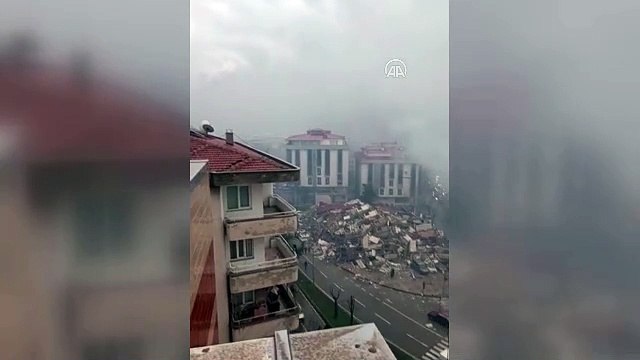 Vatandaşlar enkaz altında kaldı. Ölüm hep bize mi düşer usta... Ölüm saat 04.17: 31'de geldi