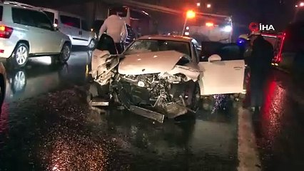 Yağışlı hava kaza getirdi. Otomobil otobüse çarptı