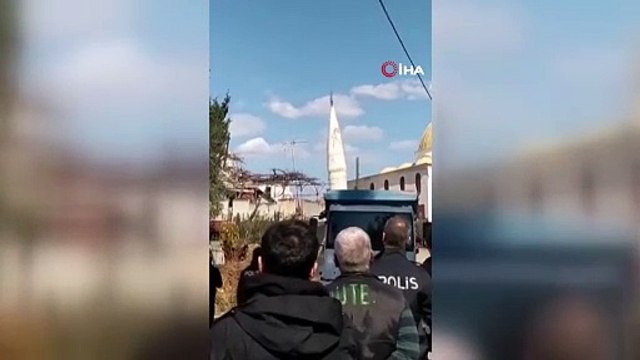 Depremde zarar gören minareler tek tek yıkılıyor