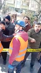 İnsan canı bu kadar ucuz mu? İş makinaları enkazdan banka kasası çıkardı vatandaşlar isyan etti