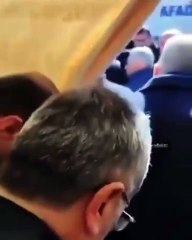 Erdoğan depremzedelerin çadırından çıkarken saçlarını taradı