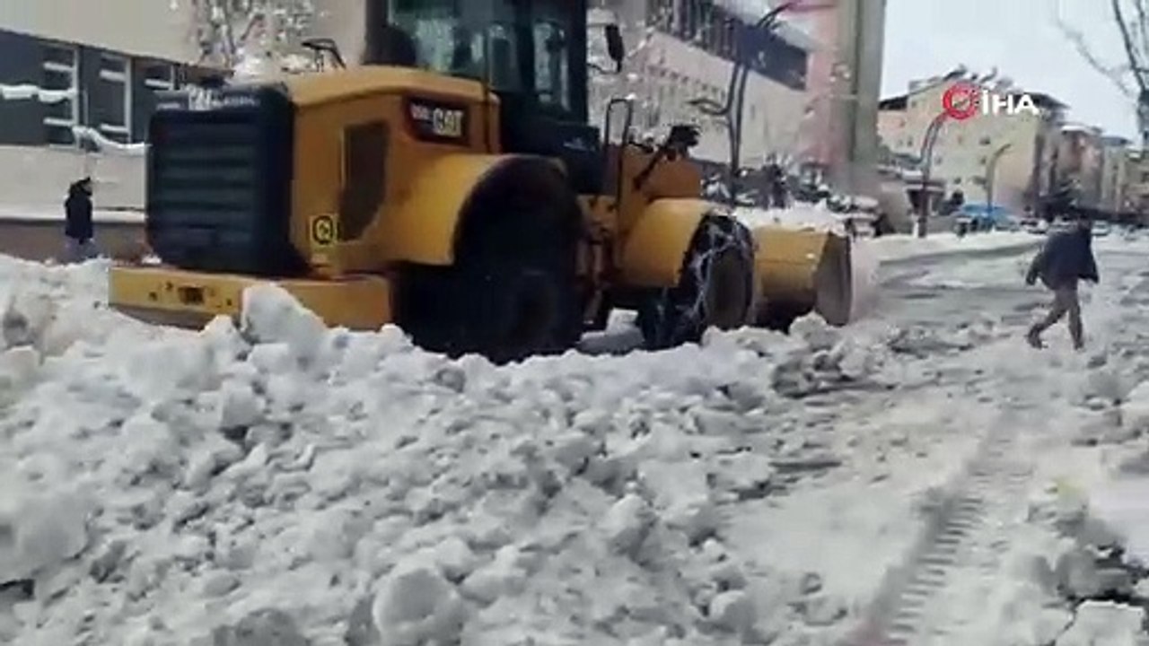 Buz sarkıkları insan boyuna yaklaştı