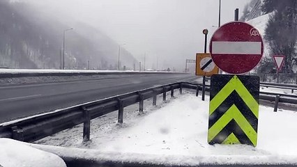 Bolu Dağı'nda yoğun kar yağışı etkili oluyor