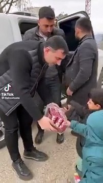 Kendi küçük yüreği kocaman çocuk. Aldığı iki sütten birini geri bırakan depremzede çocuk düşündürdü