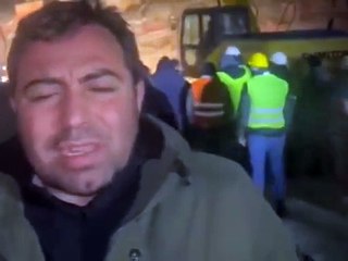 Télécharger la video: AKP'li Elbistan Belediye Başkanı enkaz altında yüzlerce insan varken “Arama kurtarma çalışmaları tamamlanmıştır” dedi