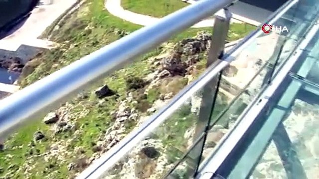 Cam teras depremi hasarsız atlattı