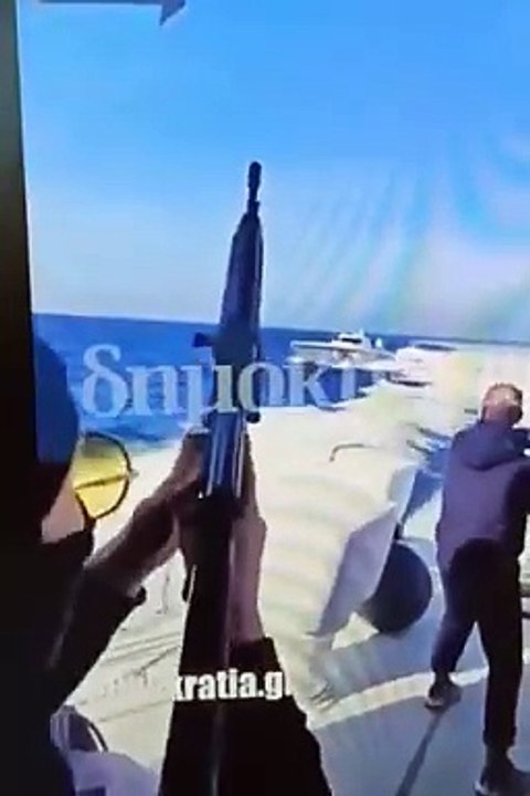 Yunanistan Ege denizinde Türk askerine ateş açtığı görüntüler ortaya çıktı. Sosyal medyadaki bu video yayıldı. Sahil Güvenlik açıklama yaptı