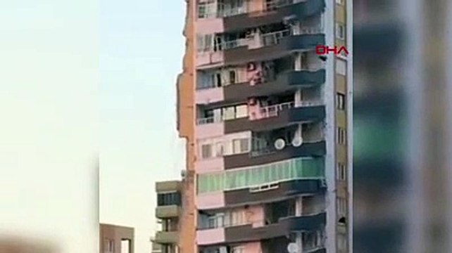 İlk depremde boşaltıldı baba oğul enkaz altında kaldı. Yarısı yıkılan Kubilay apartmanı tamamen çöktü