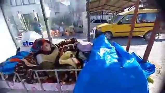 Çadır bulamayınca otobüs durağını hasta yatağı yaptılar. Söyleyin çadırlar nerede