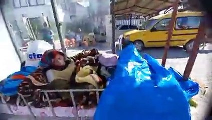 Çadır bulamayınca otobüs durağını hasta yatağı yaptılar. Söyleyin çadırlar nerede