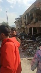 İnsanın yüreğini dağlayan fotoğraf. Biri çocuk iki cenaze ve başlarında bekleyen Mehmetçik