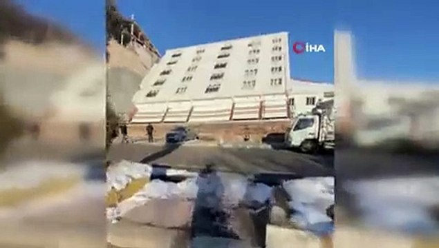 Temeliyle yan yatan binanın camları bile kırılmadı. Tek bir çizik dahi yok