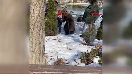 Deprem bölgesindeki buzlu göle düşen kızı kurtardı. Helal sana Türk Polisi