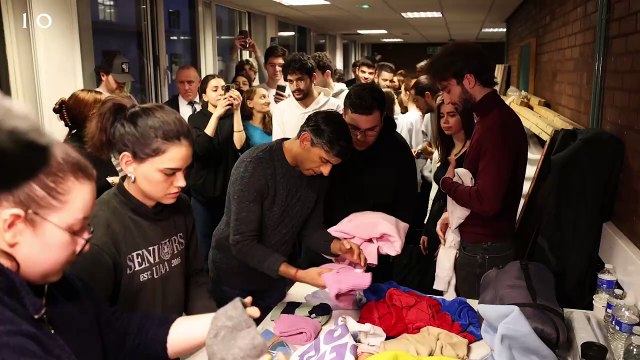 Türk öğrencilerle depremzedelere yardım malzemesi paketledi. Bravo İngiltere Başbakanına