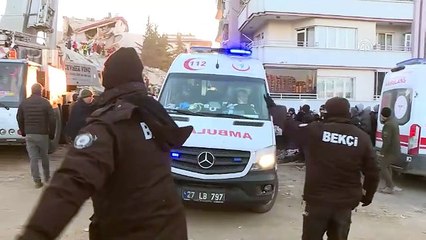 Gaziantep'te 3 kişi depremden 76 saat sonra enkazdan kurtarıldı