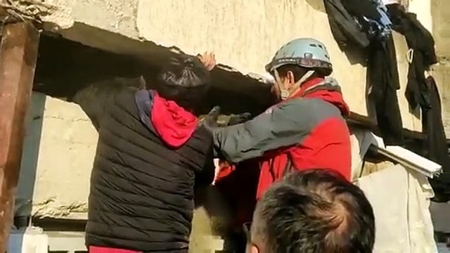 İki kız kardeşi enkazdan çıkarttılar. TKP'nin kurtarma ekibi bazı mahallere sokulmadı. Kurtarma ekibinin ocusu bucusu mu olur