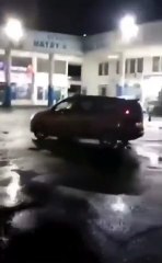 Depremin korkunç şiddeti bir kez daha ortaya çıktı. Yolcu otobüsü oyuncak gibi savruldu