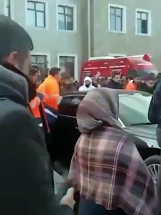 Adıyaman'da depremzede vatandaşlar tepki gösterdi, Bakan Karaismailoğlu ve Vali bölgeden ayrılmak zorunda kaldı
