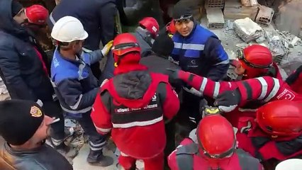 Depremden 27 saat sonra kurtarıldı