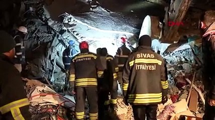 3,5 yaşındaki Arif Kaan 43 saat sonra enkazdan kurtarıldı