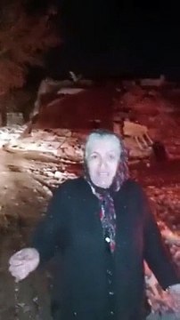 Elbistan’da yaşlı kadın ağlayarak yardım istedi: Ayaklarım ıslak, sadece bir ayakkabı istiyorum. Burada açız. Hiçbir yardım gelmedi