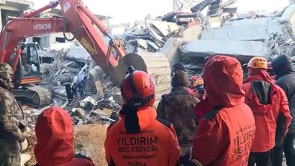 Kepçe operatörü depremden 47 saat sonra babasının enkazdan sağ çıkarılmasını sağladı