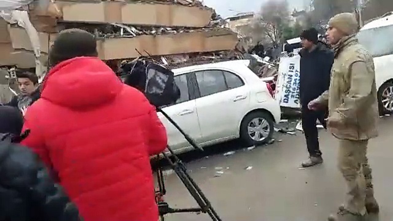 TRT Haber enkazın önünde çekim yapmak için AFAD ekibini bekledi