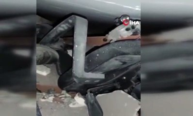 Enkaz altında 3 kişiyiz. Adana Belediyesi'nin tam karşısındayız. İnsanlar enkaz altında bekiliyor