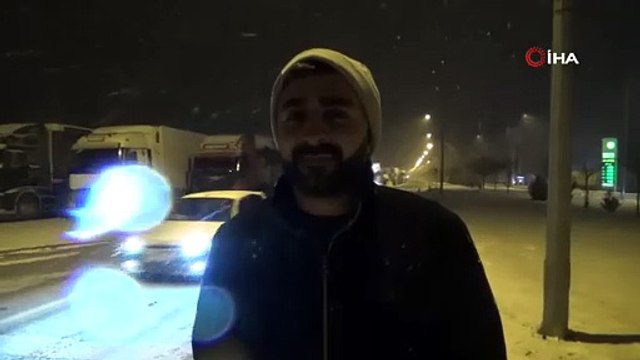 Yoğun kar yağışı nedeniyle tır geçişine kapatıldı