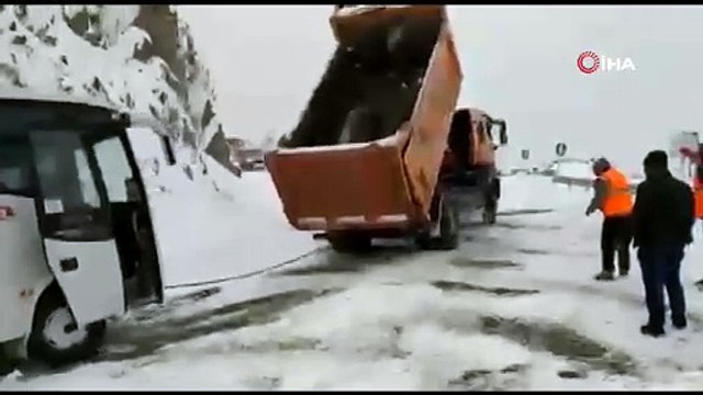 Artvin'de heyelan nedeniyle Artvin-Şavşat karayolu ulaşıma kapandı