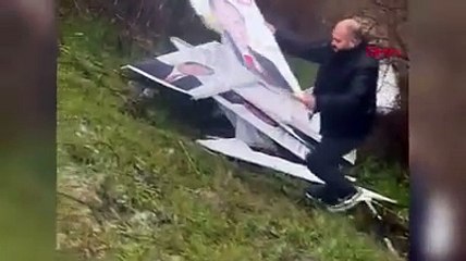 Cumhurbaşkanı Erdoğan'ın afişlerini söküp dereye attılar