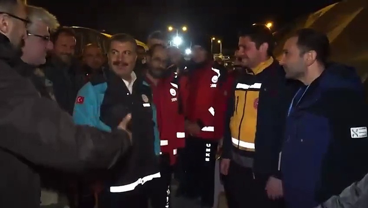 Sağlık Bakanı'nın deprem bölgesinde korku dolu anları. Bir anda yanında patladı