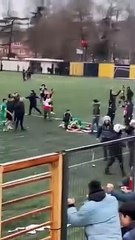 Download Video: Yumruk atıldı saha karıştı. Amatör Lig'de skandal kavga