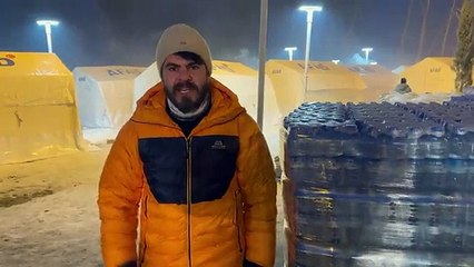 Tuzu kuru yandaş Tuğrul Selmanoğlu üzerinde 9 bin TL'lik lüks sarı montu ve kayakçı eldiveni ile depremzedelerle dalga geçti