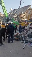 Neden enkaz başında gelenler işini yarım bırakıp gidiyor? Enkaz altında 2 Asteğmen var