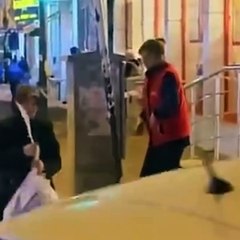 Yaşlı kadın tarihi geçmiş ürünleri çöpe atılacakken zorla aldı. Seni bu hale düşürenler utansın