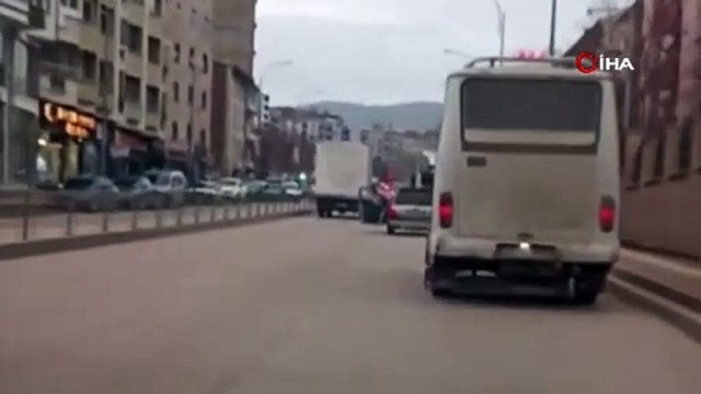 Seyir halindeki aracın sürücüsünü darp etti