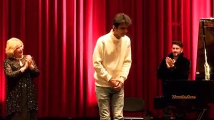 Ayakta alkışlandı. Kurye piyanist ilk kez sahne aldı