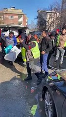 TRT kamerasını gören vatandaş isyan etti: Malatya’da 60 kişiyi enkazlardan çıkardım. Çocuklar ölüyor, neredesiniz?