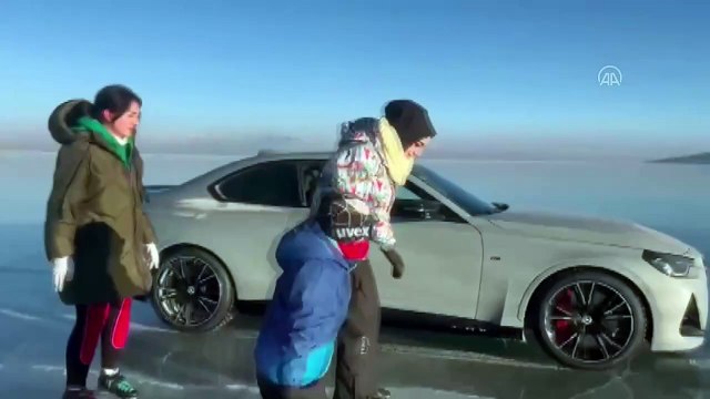 Kars ve Ardahan'da göletler, çeşmeler, kaldırımlar buz tuttu