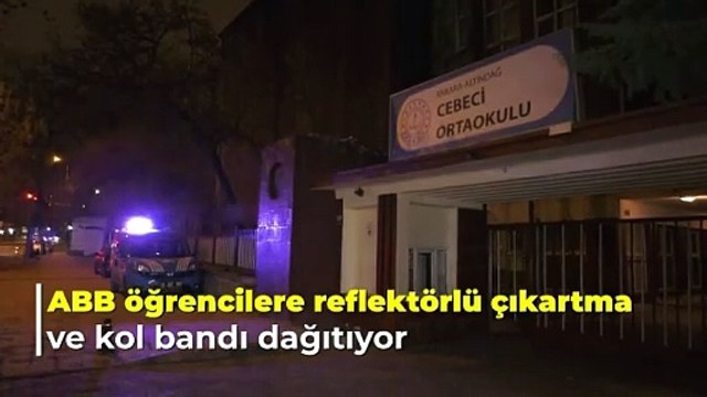 Mansur Yavaş zifiri karanlıkta okula giden öğrenciler reflektör kol bandı dağıttı
