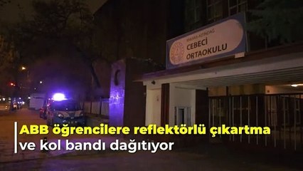 Mansur Yavaş zifiri karanlıkta okula giden öğrenciler reflektör kol bandı dağıttı