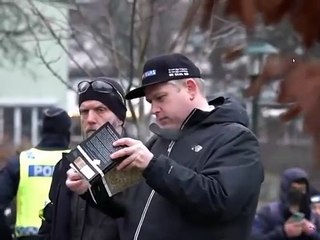 İsveç'te aşağılık herif Kuran-ı Kerim yakarken bir Türk kadını O... Çocuğu diye bağırdı. Helal olsun sana