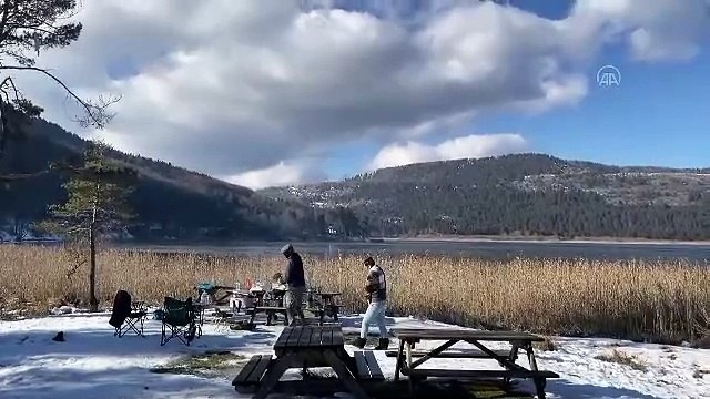 Abant Gölü'nün yüzeyi buz tuttu