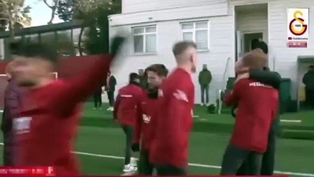 Galatasaray antrenmanında olay hareket. Mertens takım arkadaşına öyle bir hareket yaptı ki