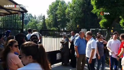 YKS sınavına bir dakika ile geç kalanların gözyaşları sel oldu